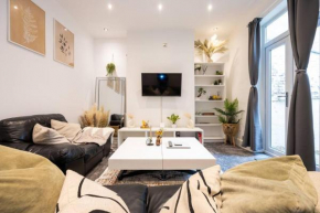 Central 4-Bed Retreat - Free Parking & WiFi